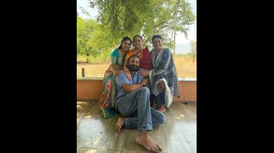 धनुष ने शेयर की खास फैमिली फोटो, कहा- 'मेरी दुआएं और आशीर्वाद'