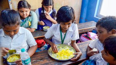 पश्चिम बंगाल सरकार ने 4 जिलों में मिड-डे मील परोसने के लिए अक्षय