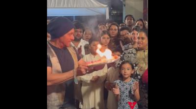 गणपति विसर्जन पर खुश दिखे सलमान खान, गणपति आरती के दौरान कर बैठे ये