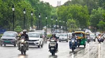 दिल्ली-एनसीआर में हल्की बारिश और तेज हवाओं ने मौसम को किया सुहावना