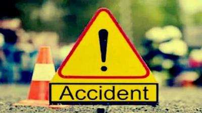 महाराष्ट्र: लातूर में तेज रफ्तार कार की ट्रक और कंटेनर से टक्कर, चार की मौत