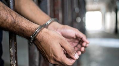 कोलकाता: 'द स्मोकर्स डेन' पर छापेमारी में चार लोग गिरफ्तार, ई-सिगरेट