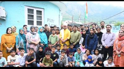 जम्मू-कश्मीर के एलजी मनोज सिन्हा ने बच्चों के साथ मनाया पीएम मोदी का