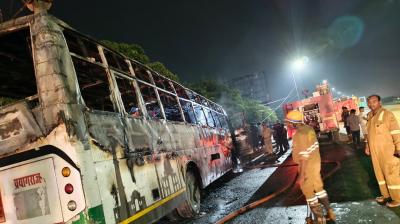 लखनऊ में डिवाइडर से टकराने के बाद रोडवेज बस में लगी आग,