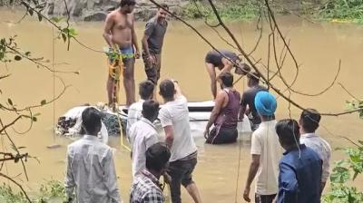 मध्य प्रदेश: आगर मालवा में श्रद्धालुओं से भरी कार बारिश से उफनते नाले