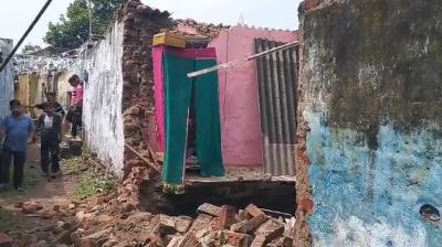 झारखंड : धनबाद में तेज धमाके के साथ फिर धंसी भूमि, चार मकान प्रभावित,