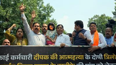 सफाई कर्मचारी की आत्महत्या: आप पार्षद को पार्टी से निकालने की मांग को
