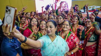 नेपाली, गोर्खाली समुदाय के साथ 'हरितालिका तीज महोत्सव' में शामिल हुईं