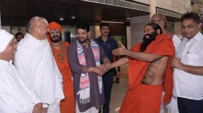 बाबा रामदेव और बृजभूषण शरण सिंह के बीच खत्म हुआ विवाद, बातचीत के बाद