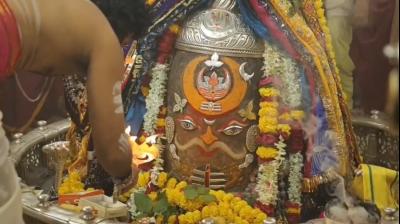 भस्म आरती: बाबा महाकाल का राजाधिराज स्वरूप में भव्य शृंगार, चंद्रमा,