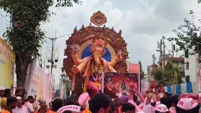 महाराष्ट्र-गुजरात में धूमधाम से हो रहा गणपति विसर्जन, ढोल-ताशों के