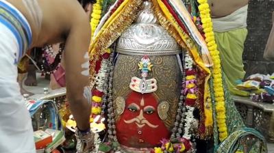 भस्म और लाल सिंदूर से बाबा महाकाल का बनाया गया मुखारविंद; मूंछें,