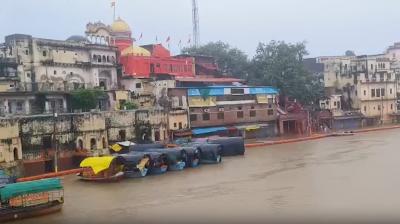 चित्रकूट: मंदाकिनी नदी का जलस्तर बढ़ने से घाट, मंदिर और दुकानें