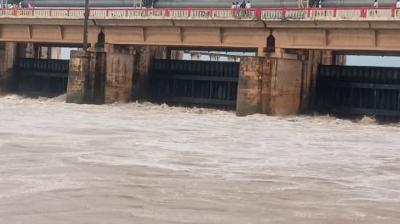 बिहार : वाल्मीकिनगर बराज पर बढ़ा गंडक नदी का जलस्राव, 5 लाख क्यूसेक