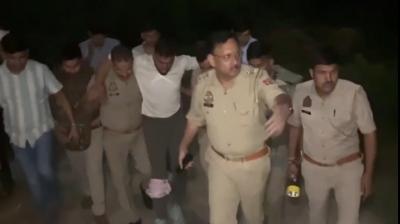 मथुरा पुलिस ने वांछित आरोपी को मुठभेड़ के बाद किया गिरफ्तार, पैर में