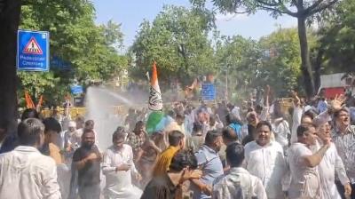 भोपाल में पैदल मार्च कर रहे कांग्रेस कार्यकर्ताओं पर वाटर कैनन का
