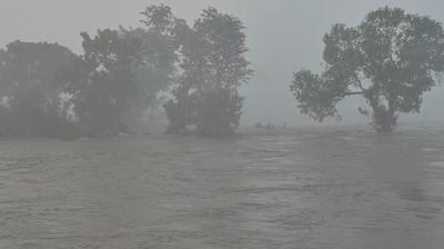 कुशीनगर में नारायणी नदी का तटबंध टूटा, कई गांवों में घुसा पानी, सीएम