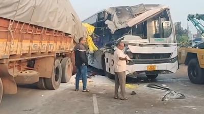 कर्नाटक के चित्रदुर्ग में सरकारी बस की लॉरी से टक्कर; ड्राइवर समेत दो