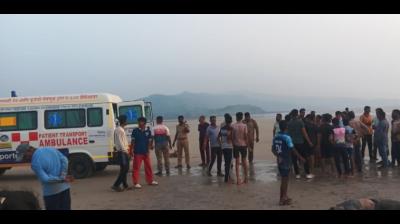 महाराष्ट्र के रायगढ़ में स्कूल पिकनिक के दौरान आठ छात्र समुद्र में