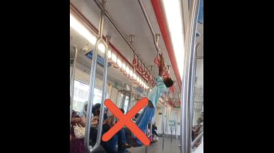 मेट्रो में असुरक्षित तरीके से स्टंट करता दिखा बच्चा, महा मुंबई मेट्रो ने फिर चेताया