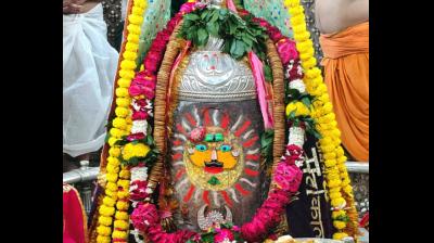 रजत मुकुट और फूलों से सजे बाबा महाकाल, भस्म आरती में शामिल होने देशभर