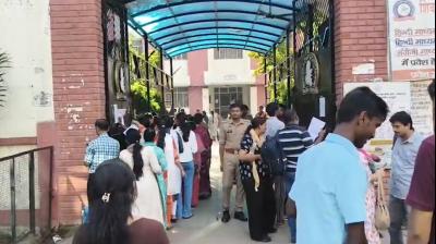 प्रयागराज में स्वास्थ्य शिक्षा अधिकारी परीक्षा में शामिल अभ्यर्थी
