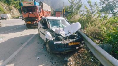 उत्तराखंड: चमोली में सड़क हादसा, बेकाबू ट्रक ने बस और कार को मारी