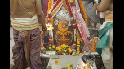 भस्म अर्पित कर किया गया भव्य शृंगार, तिलक-आभूषण से सजे बाबा महाकाल