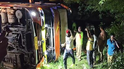 तमिलनाडु: उलुंदुरपेट के पास सड़क किनारे पलटी बस, 20 से अधिक यात्री