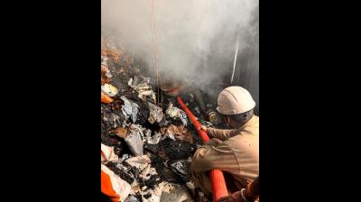 गाजियाबाद में कपड़ों के शोरूम में लगी भीषण आग, दमकल की चार गाड़ियों