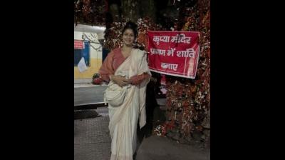 अभिनेत्री तनिषा मुखर्जी पहुंचीं कैंची धाम, बाबा नीम करौली के किए दर्शन