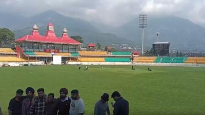 वीकेंड से पहले धर्मशाला में उमड़े पर्यटक, त्रियुंड ट्रेक और