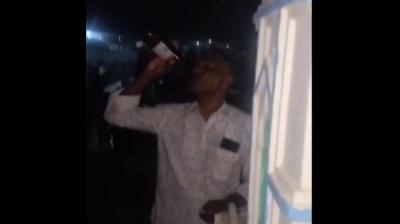 मस्जिद की छत पर शराब पीने के आरोप में कर्नाटक पुलिस का कॉन्स्टेबल
