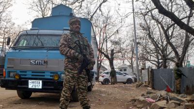 जम्मू-कश्मीर के सोपोर में भारी मात्रा में हथियार, गोला-बारूद और