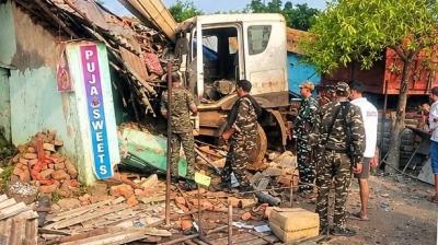 झारखंड : बोकारो में दुकानों में घुसा अनियंत्रित ट्रेलर, दो लोगों की