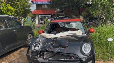 केरल: नेदुम्बासेरी में तेज रफ्तार मिनी कूपर कार की टक्कर से तीन लोगों