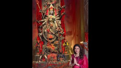 शारदीय नवरात्र पर मंदिर पहुंचीं अभिनेत्री भाग्यश्री, मां के नौ रूपों