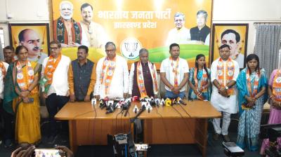 झारखंड में कई दलों के नेताओं ने थामा भाजपा का दामन, बाबूलाल मरांडी ने