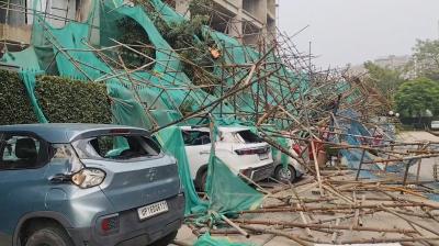 नोएडा में तेज आंधी से निर्माणाधीन बिल्डिंग की शटरिंग गिरी, 14