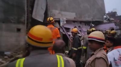 यूपी: वाराणसी में पटाखों के विस्फोट से इमारत गिरी, दो लोगों को बचाया