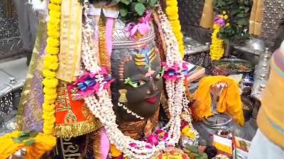 मुकुट, रजत, चंद्र और त्रिशूल से सजे बाबा महाकाल; निराकार से साकार रूप