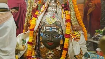 फलों और मिष्ठान का लगाया गया भोग, बेल पत्र और रुद्राक्ष की माला से