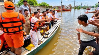 गोमती की बाढ़ से प्रभावित परिवारों की मदद में जुटे संघ-सेवा भारती के