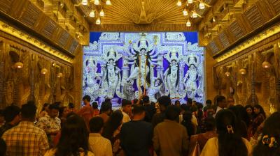 कोलकाता में दुर्गा पूजा पंडाल में भगदड़, घायलों से मिलने पहुंचे