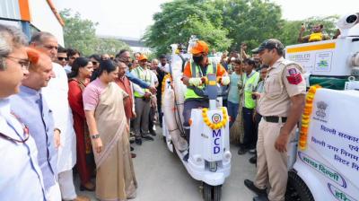 दिल्ली की मुख्यमंत्री ने साफ-सफाई बेहतर करने के लिए 500 से अधिक