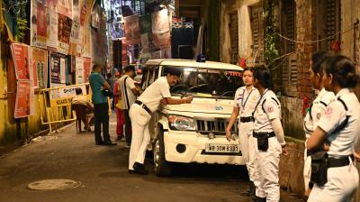 कोलकाता दुर्गा पंडाल भगदड़: पुलिस ने दर्ज किया मुकदमा, आयोजकों समेत 7