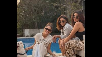 क्रिस्टल डिसूजा का परफेक्ट वीकेंड एस्केप, दोस्तों के साथ पूल में लगाई डुबकी