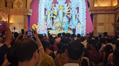 अष्टमी-नवमी के संधि-काल पर पश्चिम बंगाल के पंडालों में गूंजे मंत्र,
