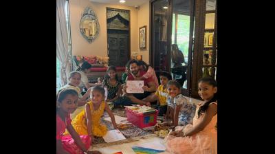 नवरात्रि पर कंजक कन्याओं के साथ समय बिताते दिखे वरुण धवन, तस्वीर साझा