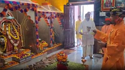विजयादशमी पर गुरु गोरखनाथ की आराधना में लीन हुए सीएम योगी, गोपूजन कर